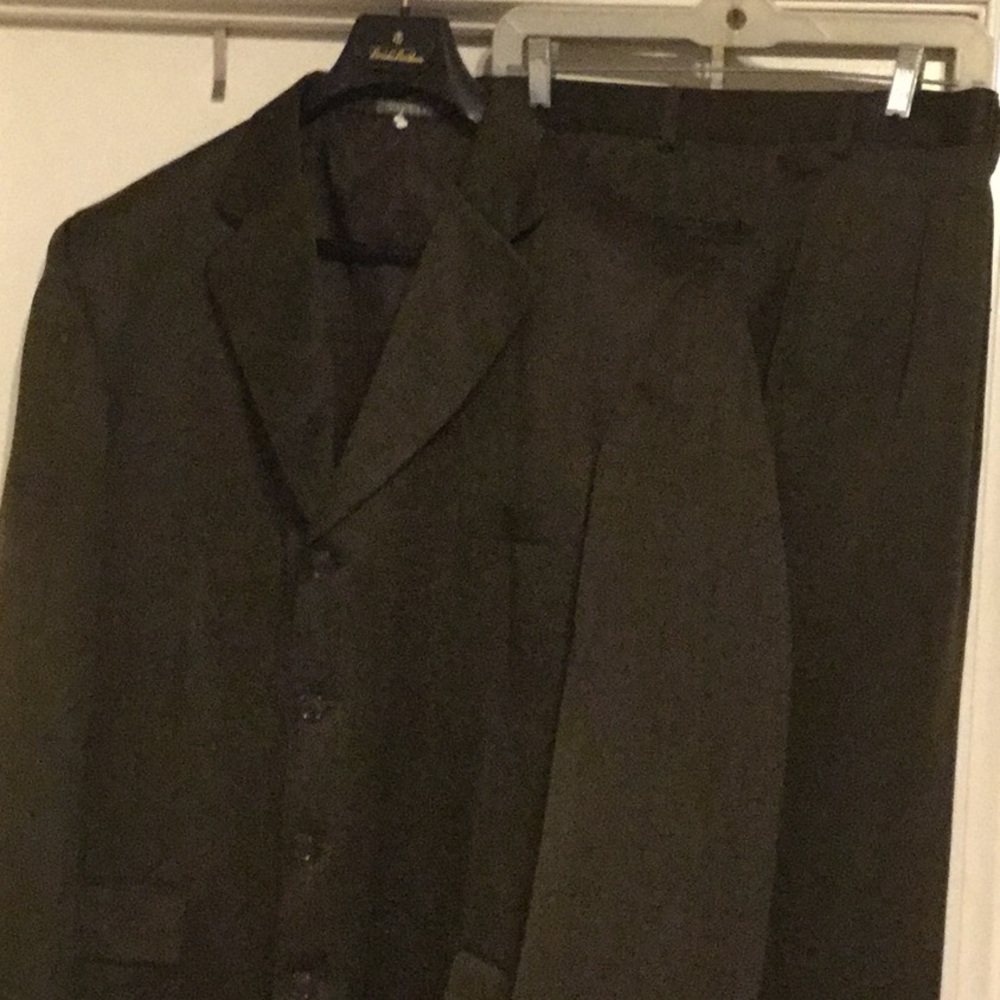 Tall Men’s 4-button Vanetti Brown Suit Size 46L.